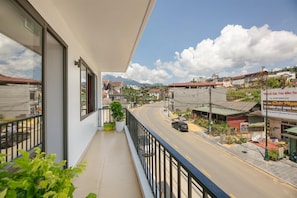 高级双床房, 城市景观 | 办公桌、笔记本电脑工作区、遮光窗帘、隔音