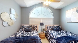 3 bedrooms, desk, iron/ironing board, free WiFi