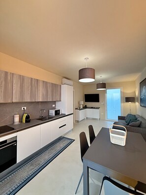 ثلاجة، ميكروويف، فرن، موقد طهي مسطح