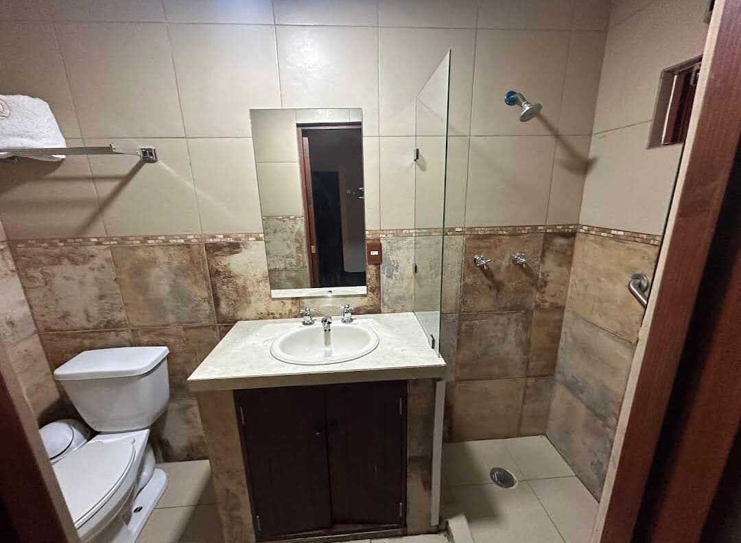 Classic-Doppelzimmer | Badezimmer | Dusche, Handtücher, Seife, Shampoo