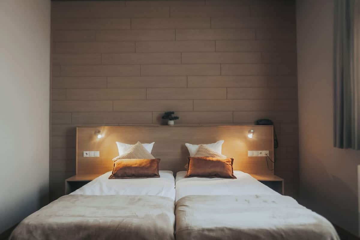 Comfort dubbelrum - icke-rökare - utsikt mot staden | Värdeförvaringsskåp på rummet, skrivbord och mörkläggningsgardiner