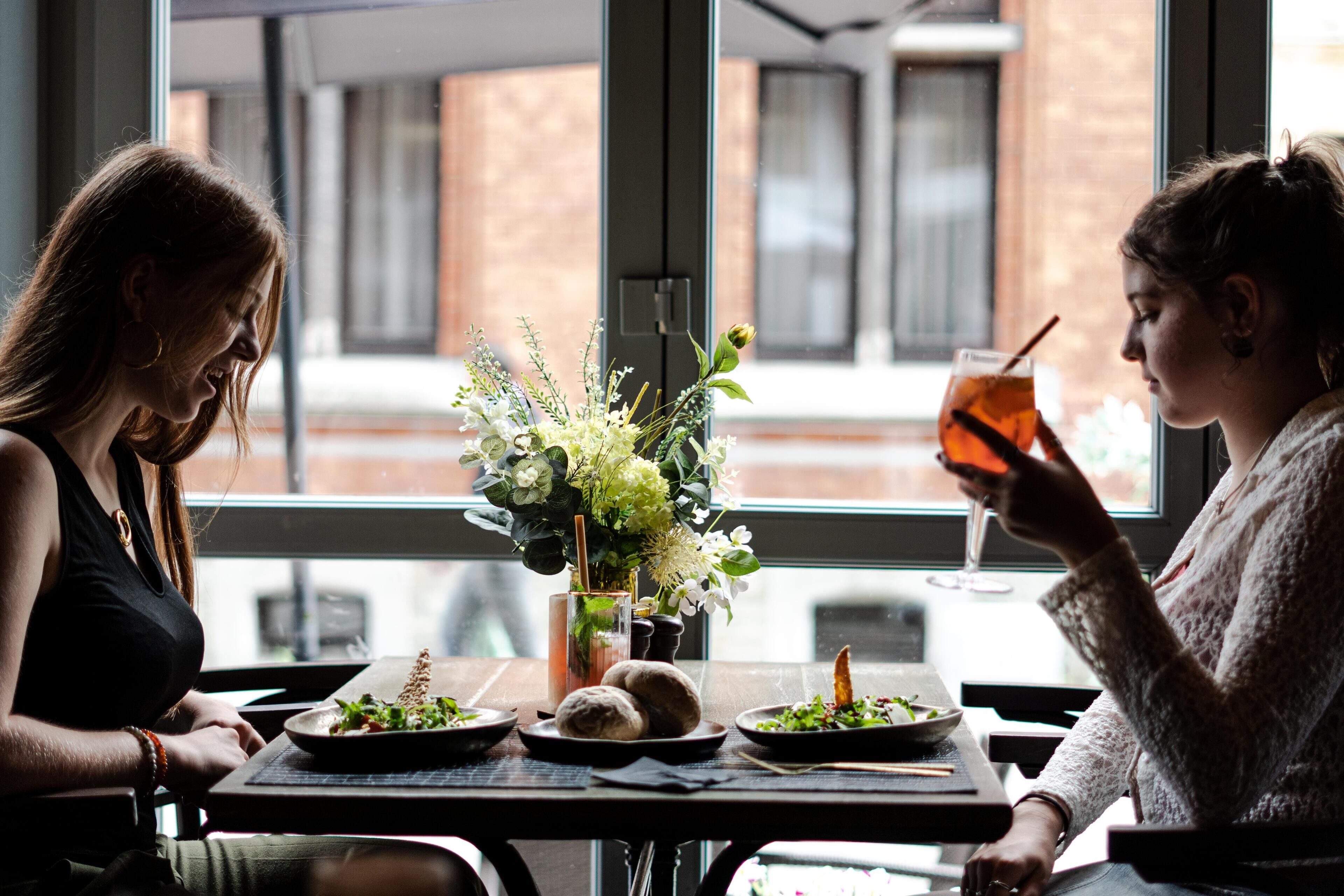 Safe på rommet, skrivebord, blendingsgardiner og strykejern/-brett
