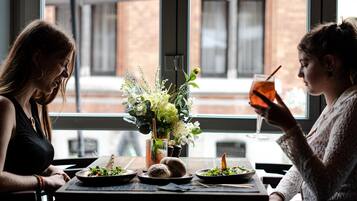 Safe på rommet, skrivebord, blendingsgardiner og strykejern/-brett