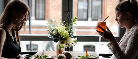 Caja fuerte, escritorio, cortinas opacas y tabla de planchar con plancha