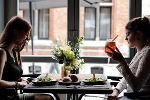 Két bảo mật tại phòng, bàn, màn/rèm cản sáng, bàn ủi/dụng cụ ủi quần áo 