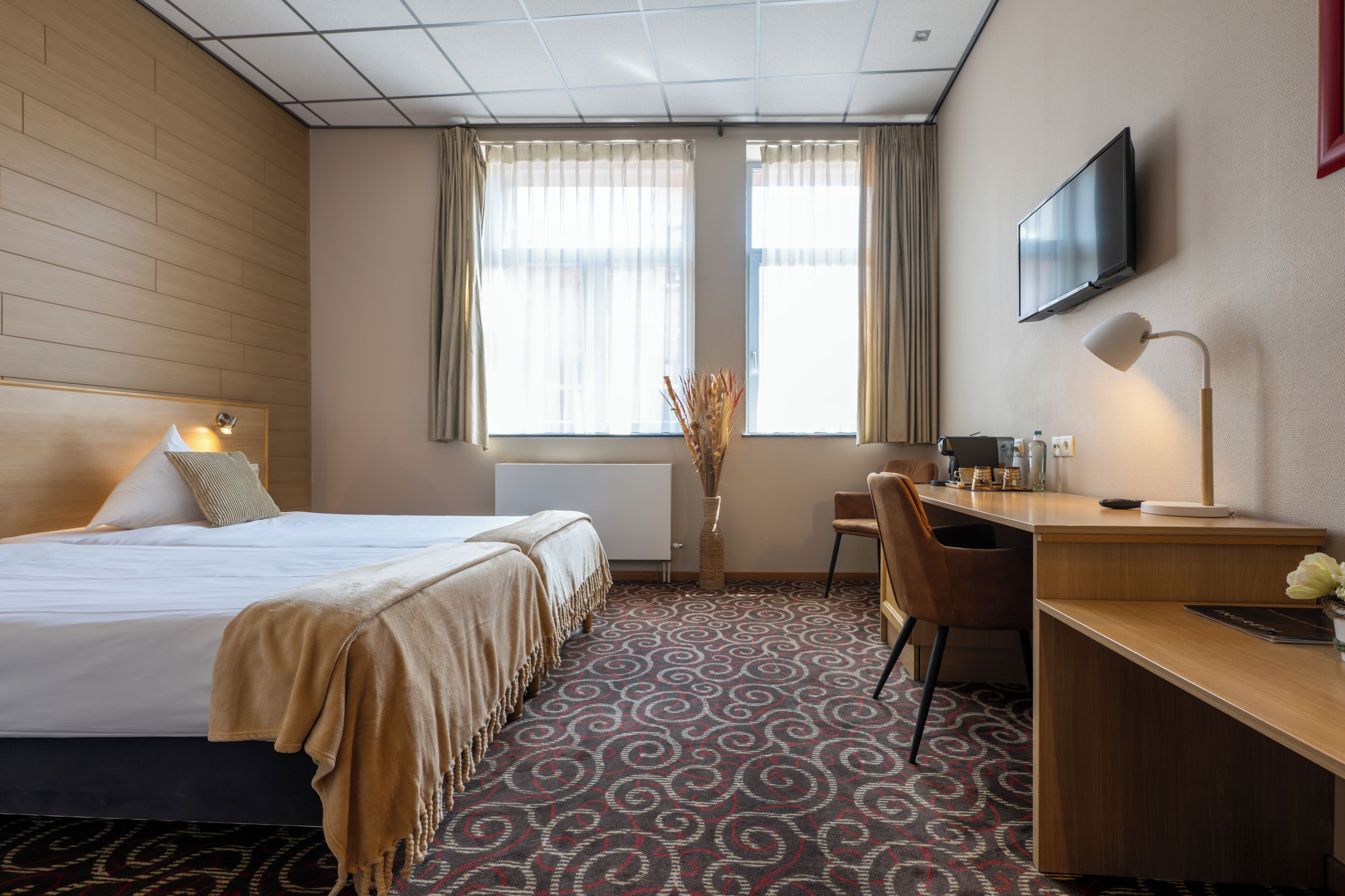 Comfort Room | Brankas, meja kerja, tirai kedap cahaya, dan setrika/meja setrika
