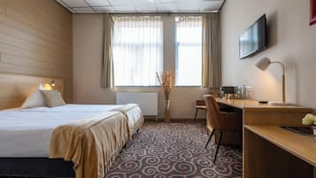 Comfort Room | Brankas, meja kerja, tirai kedap cahaya, dan setrika/meja setrika