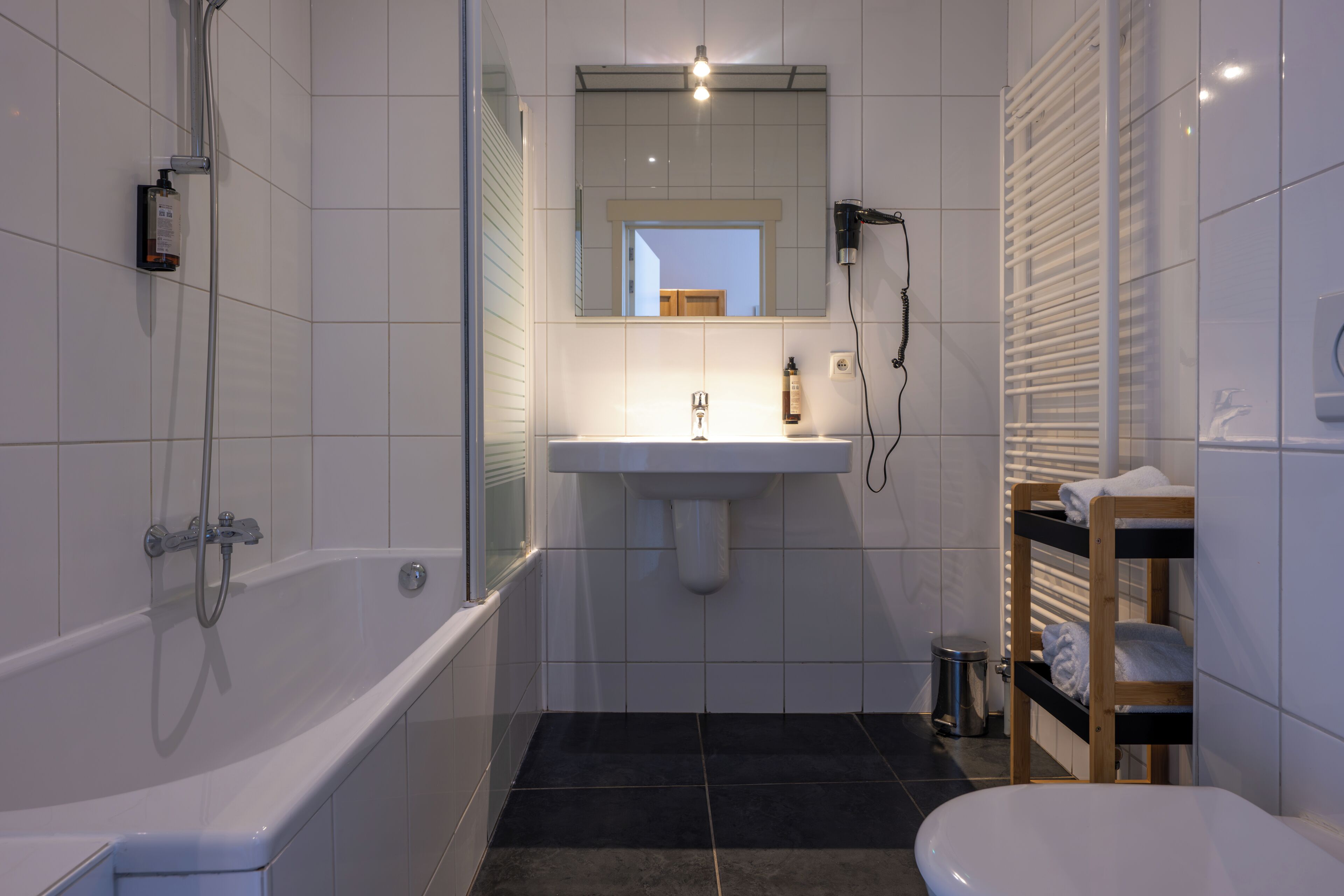 Comfort Room | Baño | Amenidades de baño gratuitas, secadora de cabello, batas, pantuflas 