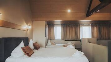 Comfort Studio Suite, City View | In-room safe, desk, blackout drapes, iron/ironing board