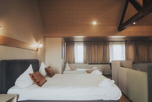 Caja de seguridad en la habitación, escritorio y cortinas blackout 