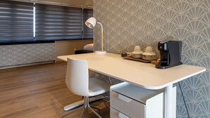 Comfort Family Room | In-room safe, desk, blackout drapes, iron/ironing board (on request) - Hotel INGREDI (Bree)