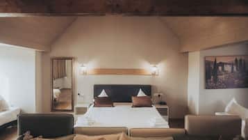 Studiosuite – comfort, byutsikt | Safe på rommet, skrivebord, blendingsgardiner og strykejern/-brett