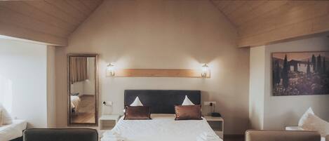 Suite estudio Confort, vistas a la ciudad | Caja fuerte, escritorio, cortinas opacas y tabla de planchar con plancha