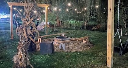 Charming 2BR Top-Floor Suite Renovated 1870 Home Porch, Fire Pit, Full Amenities