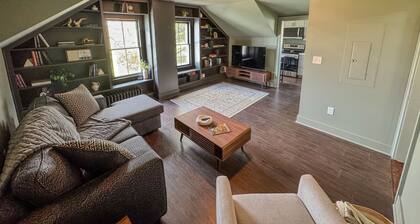 Charming 2BR Top-Floor Suite Renovated 1870 Home Porch, Fire Pit, Full Amenities