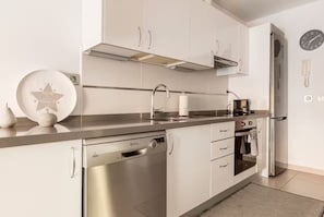 Kylskåp, mikrovågsugn, ugn och spishäll