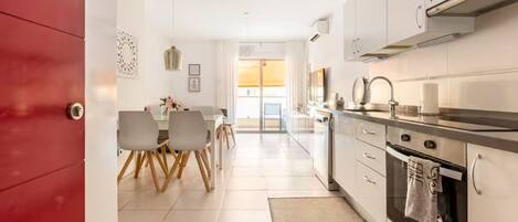 Frigorífic, microones, forn i placa de cuina