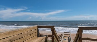 Hello Beach! Oceanfront / Large Deck / Private Beach Access-Stā Vacation Rentals