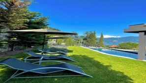 Outdoor pool - Elegant Villa with Pool and Panoramic Lake Views (Menaggio)