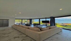 Smart TV - Elegant Villa with Pool and Panoramic Lake Views (Menaggio)