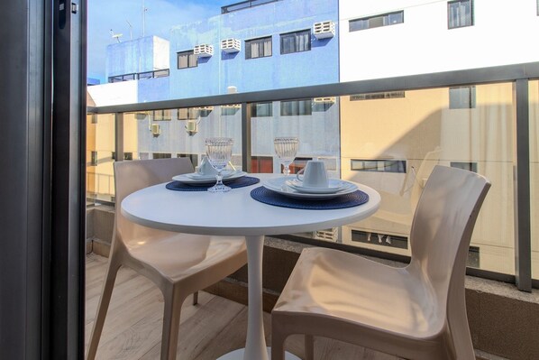 Basic Triple Room | Outdoor dining