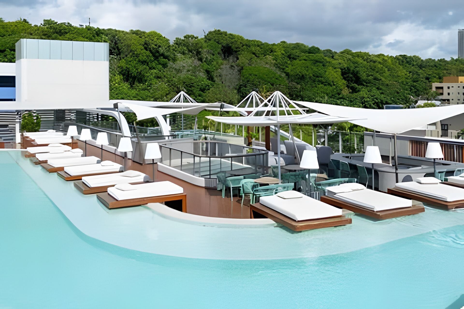 Habitación triple | Piscina | Una piscina al aire libre