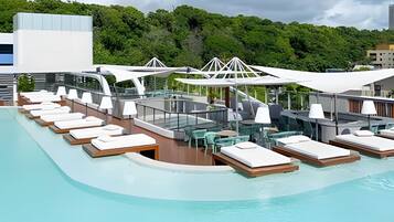 Habitación triple | Piscina | Una piscina al aire libre