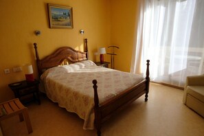 Classic-Doppel- oder -Zweibettzimmer, Balkon, Bergblick | Zimmersafe, Bügeleisen/Bügelbrett, kostenloses WLAN