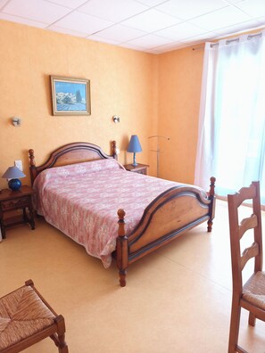 Classic Double or Twin Room, Balcony, Mountain View | In-room safe, iron/ironing board, free WiFi - La PERGOLA (Amélie-les-Bains-Palalda)