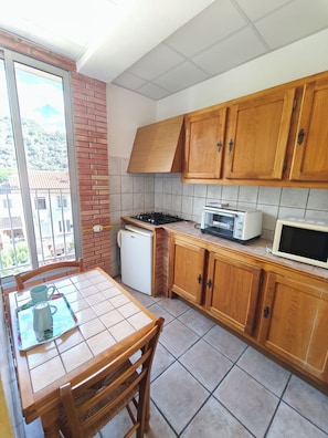 Classic Suite, Balcony, Mountain View | Private kitchen | Highchair