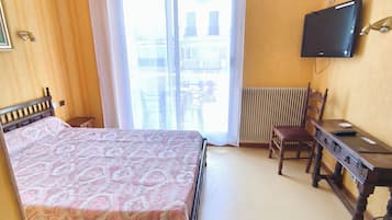 Suite clásica, balcón, vistas a la montaña | Caja fuerte, tabla de planchar con plancha, wifi gratis