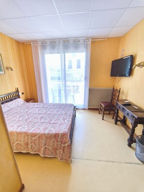Suite clásica, balcón, vista a la montaña | Caja de seguridad en la habitación y tabla de planchar con plancha 