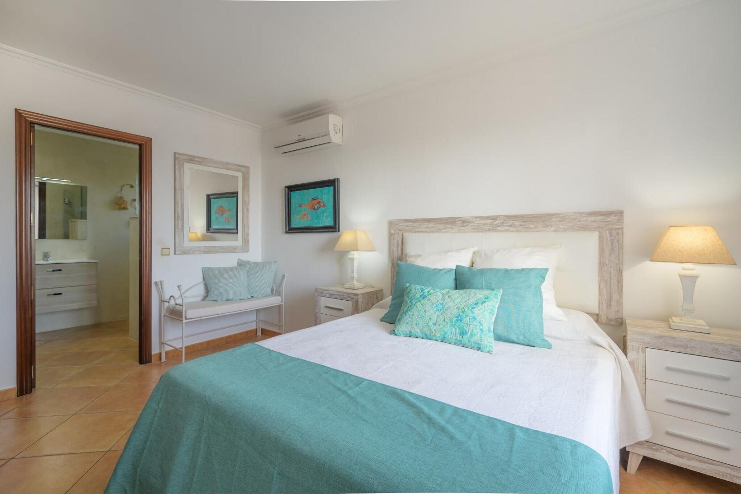 4 slaapkamers, een strijkplank/strijkijzer, wifi, beddengoed