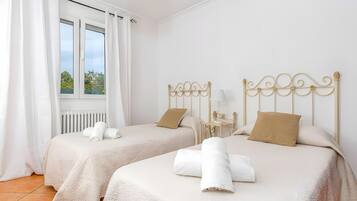 Iron/ironing board, WiFi, bed sheets