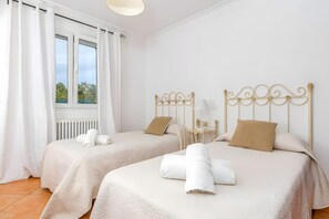 4 室のベッドルーム、アイロン / アイロン台、WiFi、ベッドシーツ