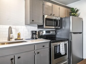 Kühlschrank, Mikrowelle, Herdplatte, Toaster