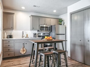 Refrigerador, microondas, horno y parrilla de estufa 