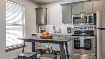 Frigorífico, microondas, horno y placa de cocina