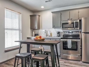 Frigorífico, microondas, horno y placa de cocina