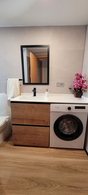 Sèche-cheveux, serviettes fournies, savon, papier toilette