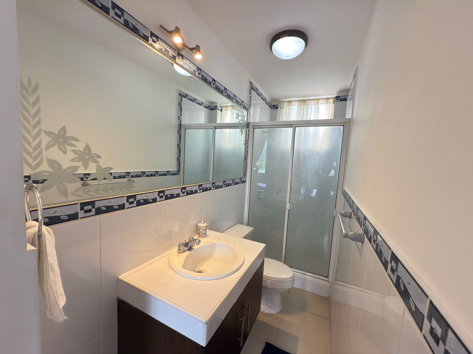 Douche, serviettes fournies, savon, papier toilette