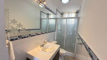Douche, serviettes fournies, savon, papier toilette