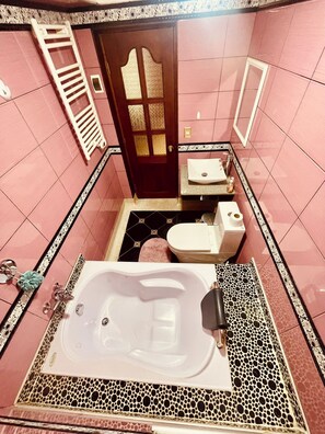 Regadera, bidet, toallas, papel de baño 