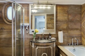 Deluxe Suite Duplex, Balcony, Sea View | Bathroom | Combined shower/bathtub, hair dryer, towels, soap - Hotel Bardot Boutique (Panama City)