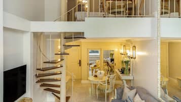 Suite Duplex, Balcony, City View | Een kluis op de kamer, verduisterende gordijnen, gratis wifi