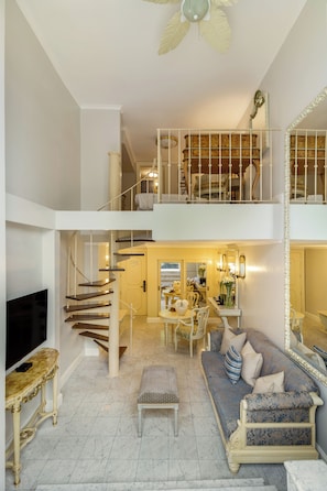 Suite Duplex, Balcony, City View | Zimmersafe, Verdunkelungsvorhänge, kostenloses WLAN