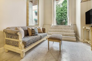 Suite Duplex, Balcony, City View | Coin séjour