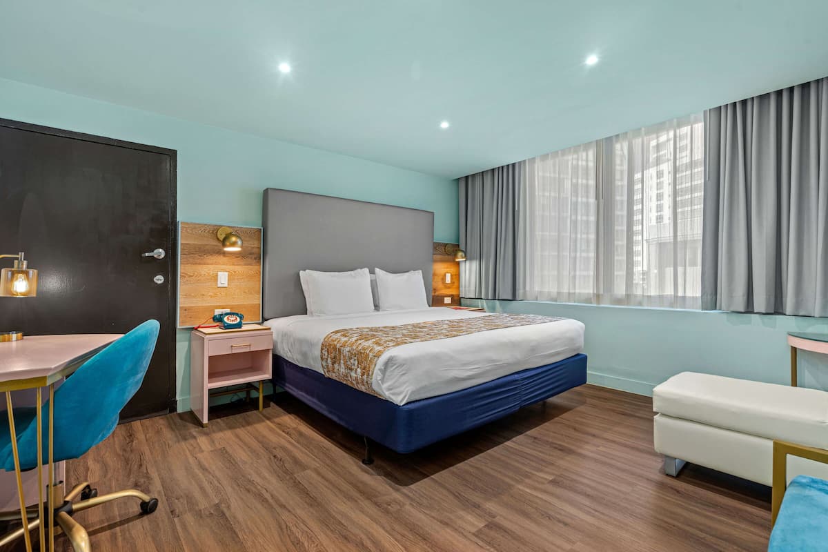 Junior Suite, 1 King Bed | Pillowtop beds, in-room safe, blackout drapes, iron/ironing board