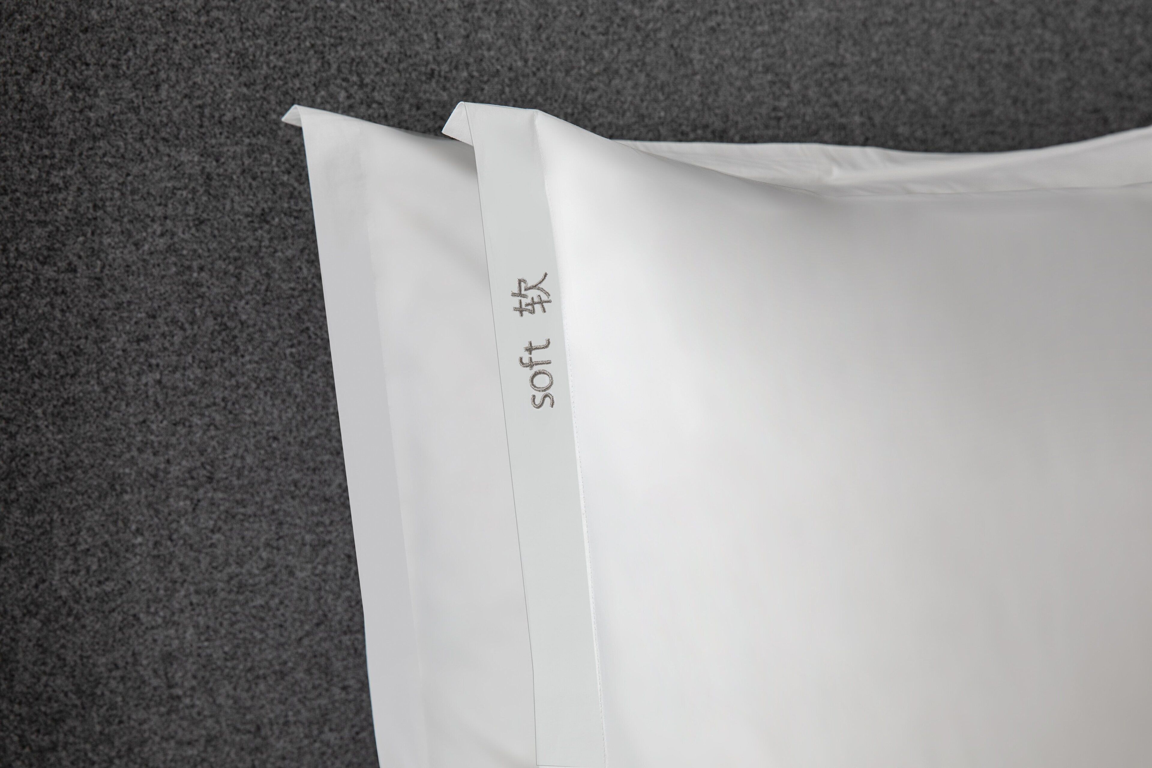 羽绒被、办公桌、笔记本电脑工作区、遮光窗帘