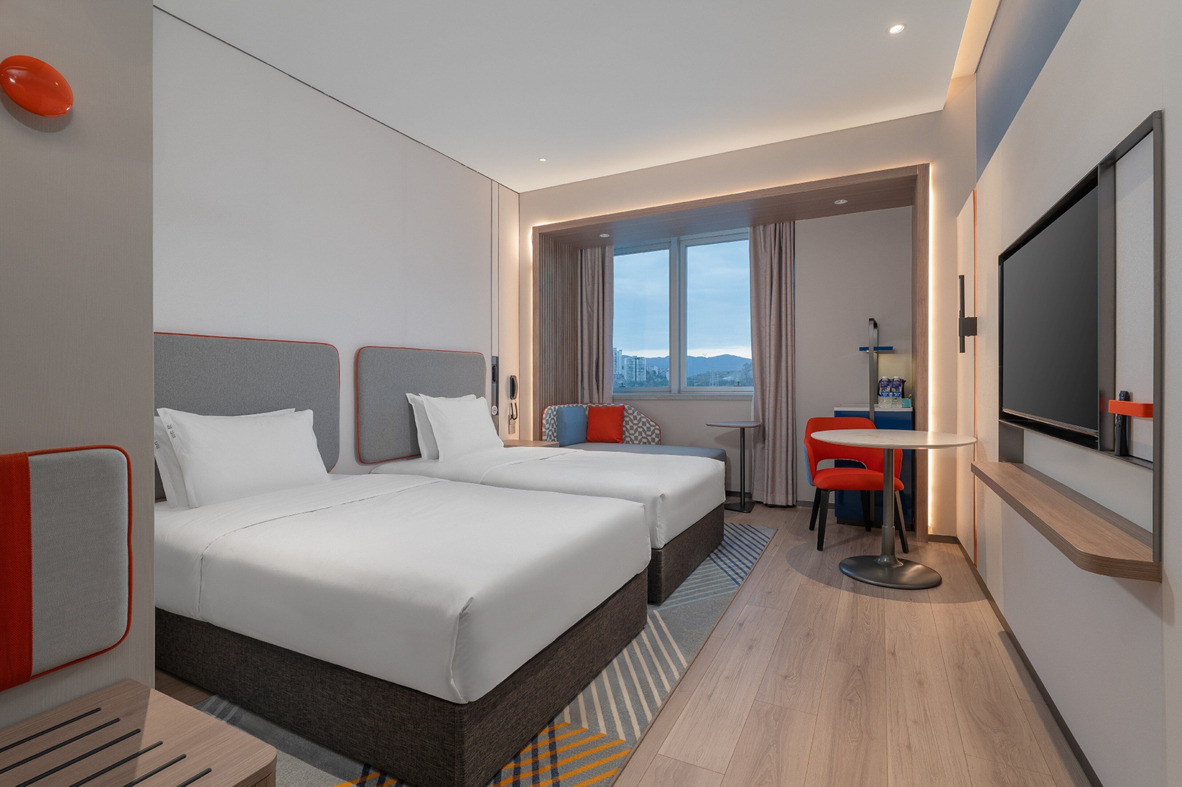 羽绒被、办公桌、笔记本电脑工作区、遮光窗帘